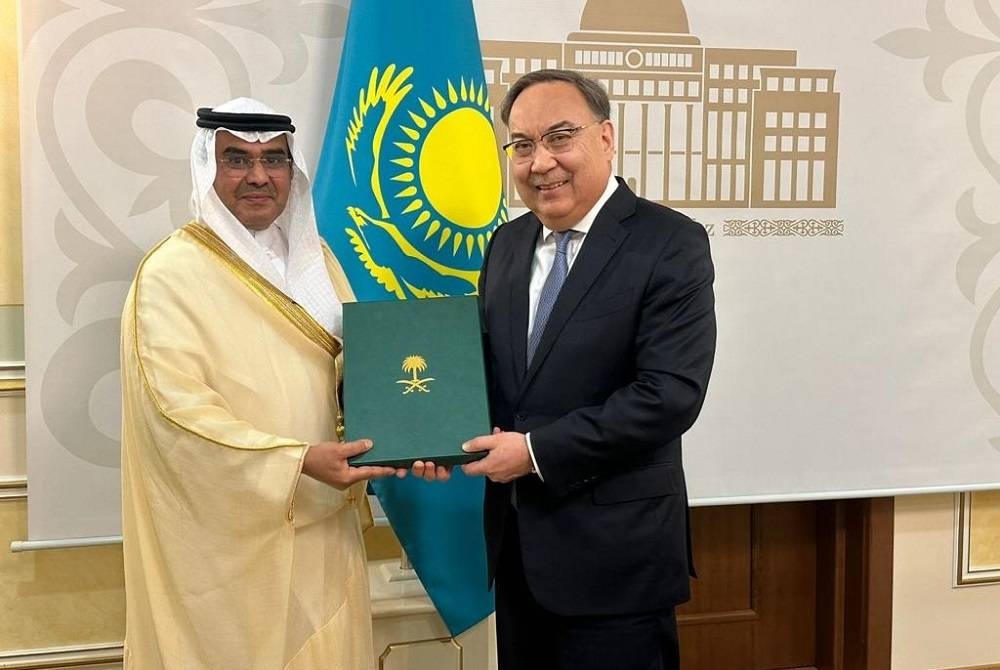 سفير خادم الحرمين الشريفين لدى كازاخستان فيصل القحطاني مسلّماً رسالة الملك سلمان