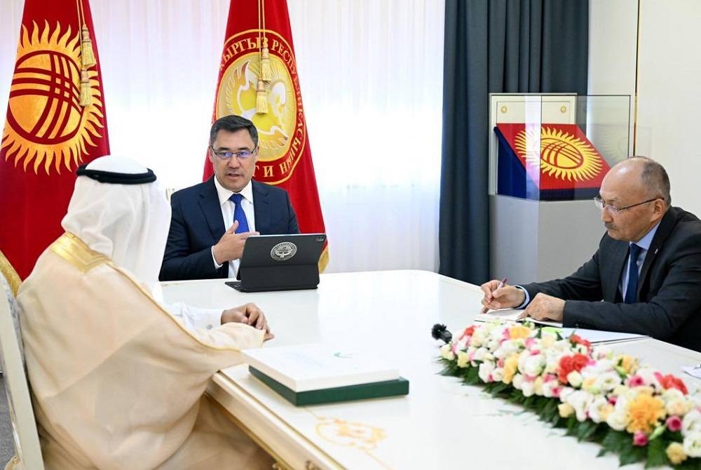 السفير السعودي لدى قرغيزستان إبراهيم بن راضي الراضي، ملتقيا الرئيس صادير جباروف