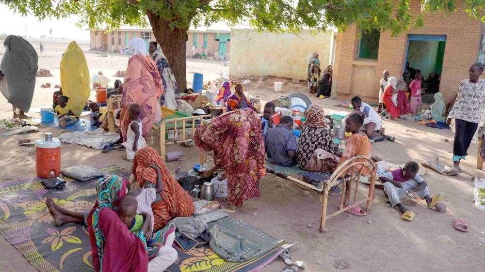 



نازحون سودانيون يفرون من الحرب إلى تحت الأشجار والمدارس.