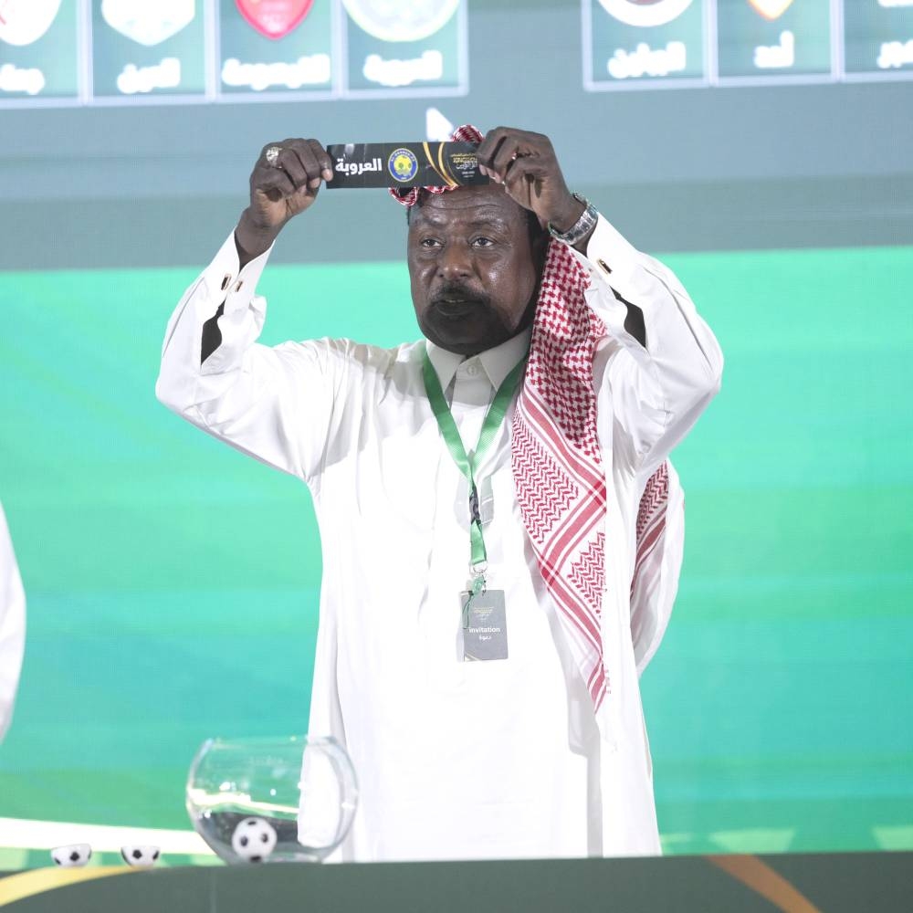 



نجم المنتخب السعودي ونادي الاتحاد السابق أحمد جميل خلال مراسم سحب القرعة.