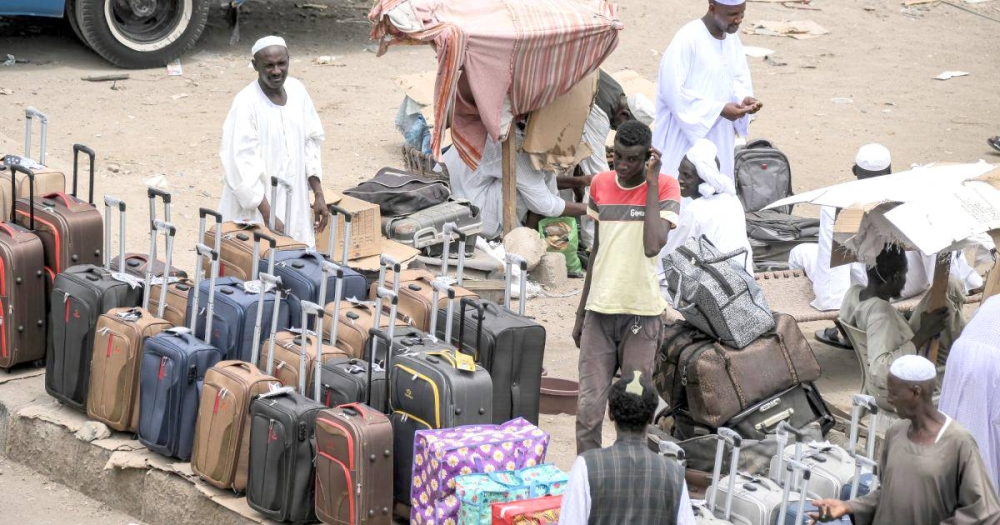 



سودانيون في رحلة هروب من الحرب المأساوية.