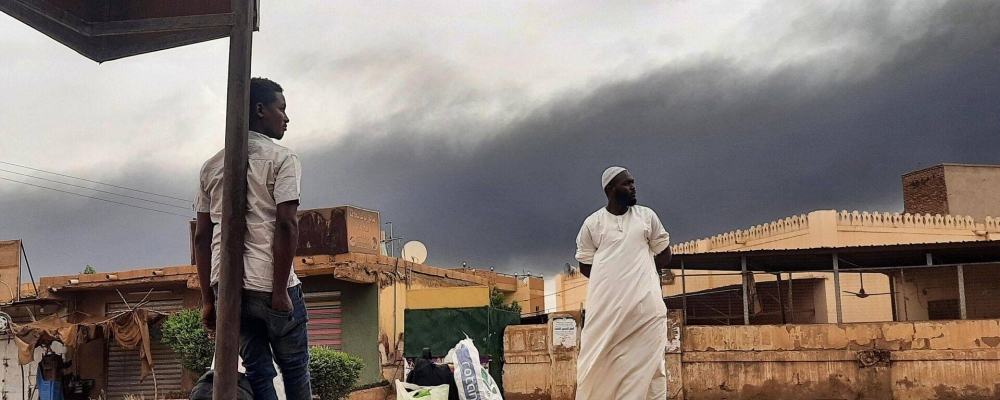 سودانيون يراقبون اعمدت الدخان تتصاعد من مدينة الأبيض في الخرطوم