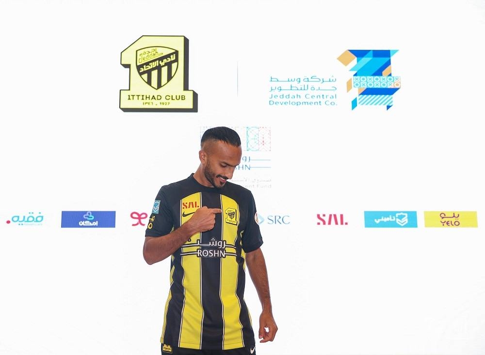 اللاعب صالح العمري بقميص الاتحاد بعد التوقيع