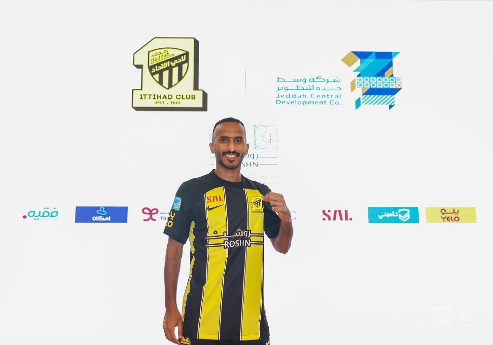 اللاعب صالح العمري بقميص الاتحاد بعد التوقيع