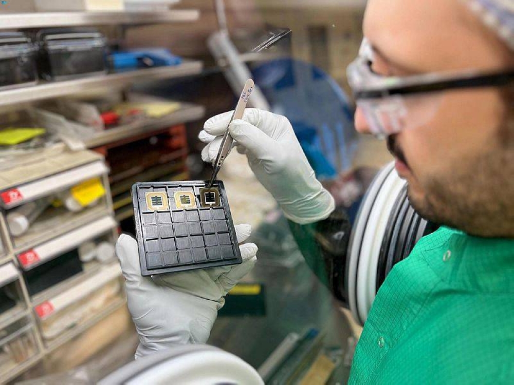 في «كاوست»، يستطيع الدكتور إركان أيدين اختبار الخلايا الشمسية في تطبيقات عملية على أرض الواقع.