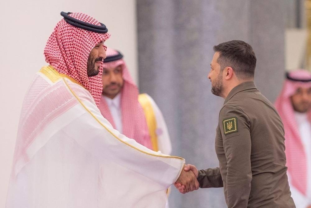 ولي العهد الأمير محمد بن سلمان مستقبلا الرئيس الأوكراني لدى قدومه للمشاركة في القمة العربية في جدة