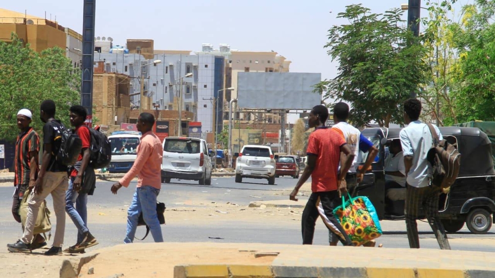 



سودانيون يفرون من الصراع في الخرطوم.