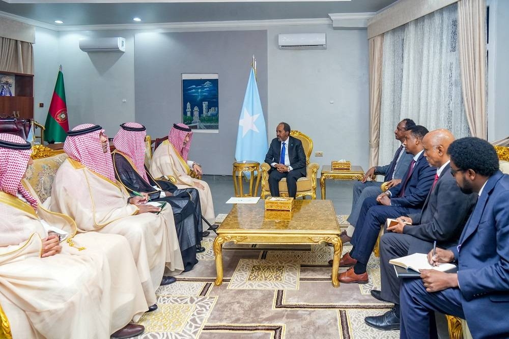 رئيس الصومال مستقبلا المستشار أحمد قطان والسفير أحمد المولد