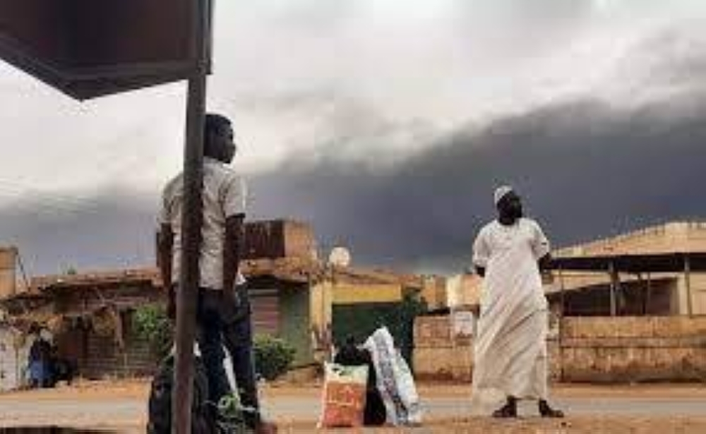 سودانيون يراقبون الاشتباكات بين الجيش وقوات الدعم السريع.