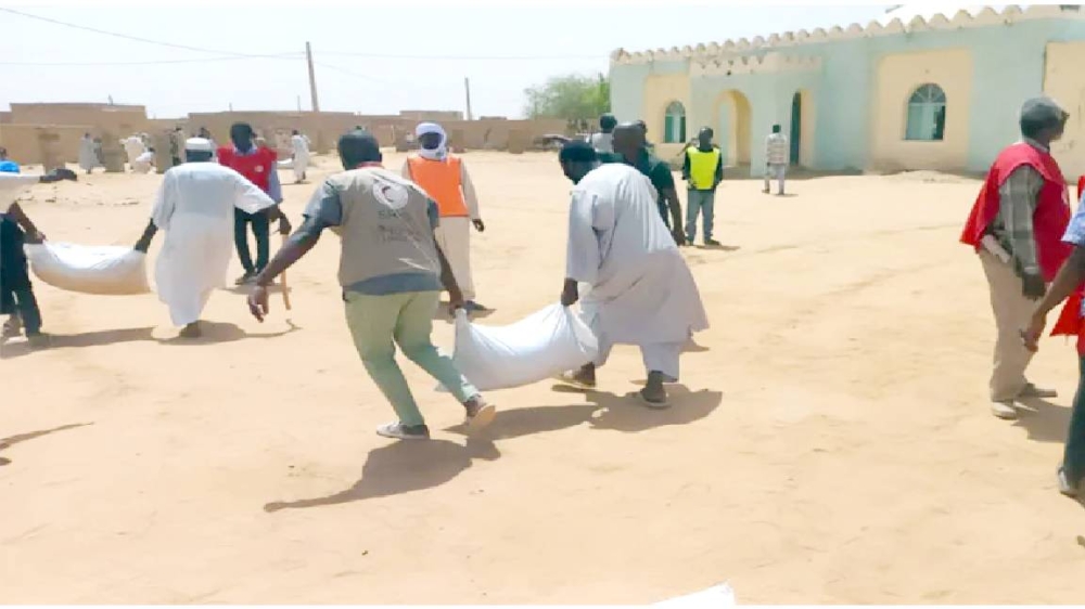 سودانيون يحصلون على المساعدات.