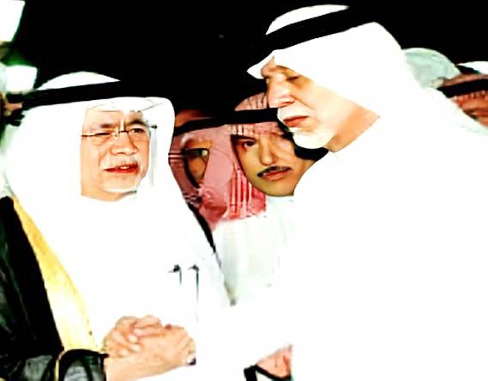 



خوجة مع وزير الإعلام السعودي الأسبق د. عبدالعزيز خوجة في عزاء ابنه إباء.