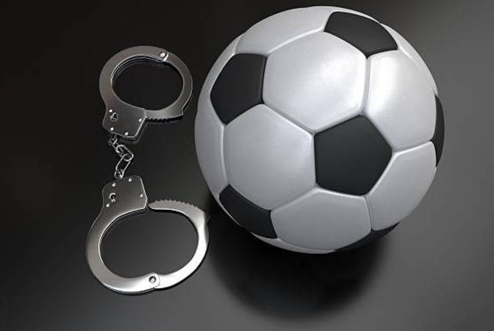 تُشدد العقوبة إذا كان المخالف شاغلًا لمنصبٍ عالٍ في كرة القدم