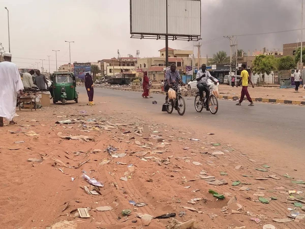 سودانيون يبحثون عن الخبز بالدراجات النارية.