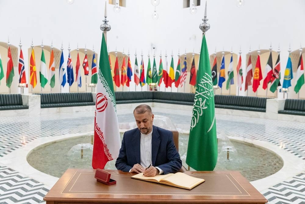 وزير الخارجية الإيراني يوقع على سجل الزيارة