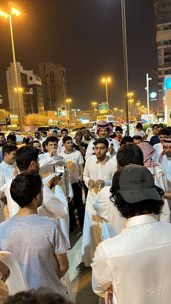 الزميل فهد الشغار خلال إجرائه لقاءات مرئية مع جماهير الشباب اليوم عند مقر النادي.