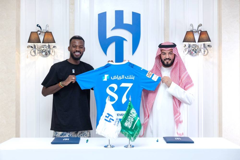 



رئيس الهلال فهد بن نافل واللاعب حسان تمكبتي عقب توقيع العقد.