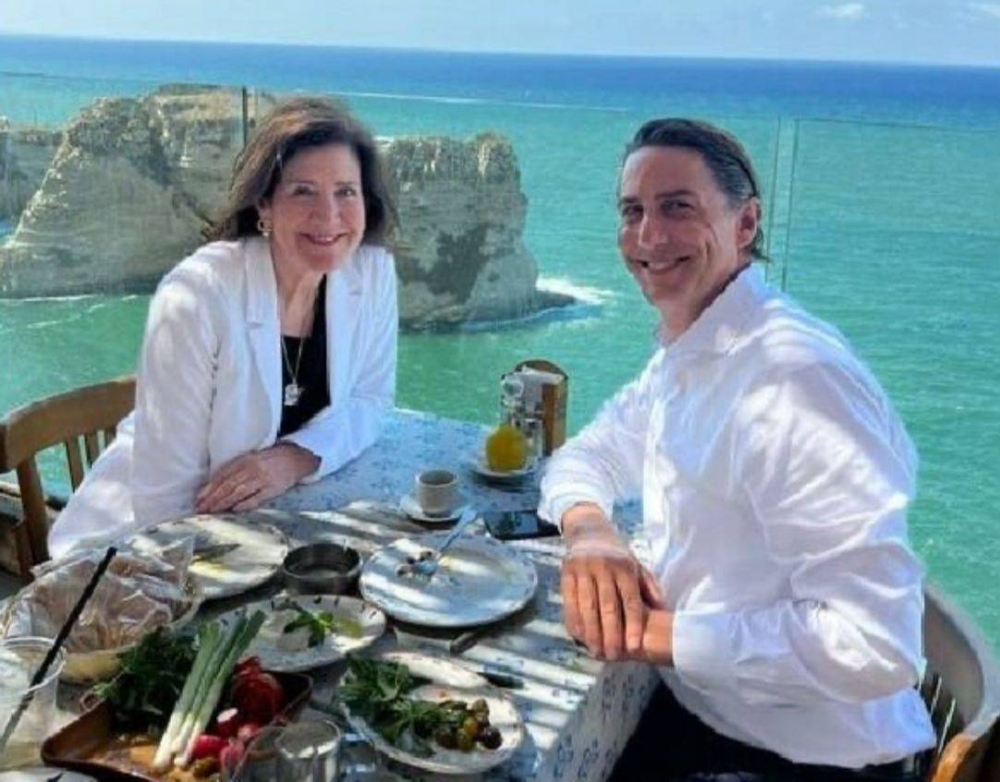 المبعوث الأمريكي يتناول فطوراً لبنانياً برفقة سفيرة واشنطن في بيروت.