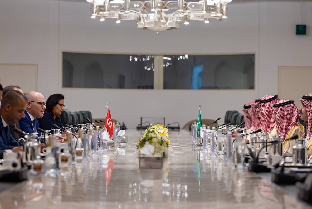 وزير الخارجية الأمير فيصل بن فرحان ونظيره التونسي أثناء الاجتماع الثالث للجنة المتابعة والتشاور السياسي بين البلدين