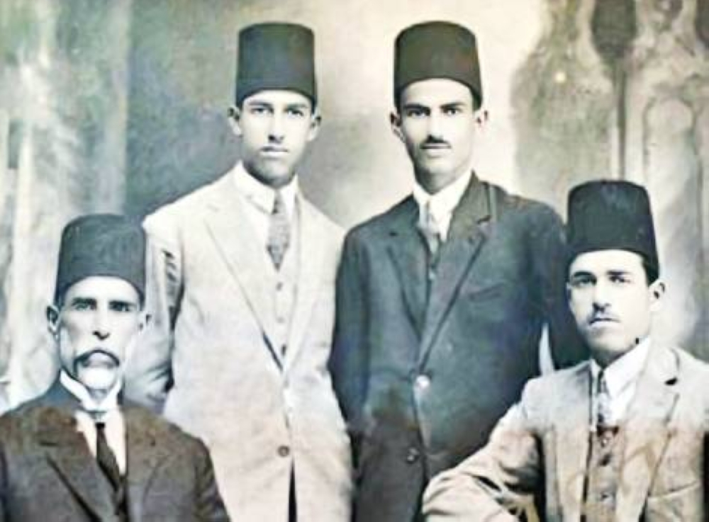 



الرصاصي (يمين) مع والده وأشقائه في القدس في العشرينات.
