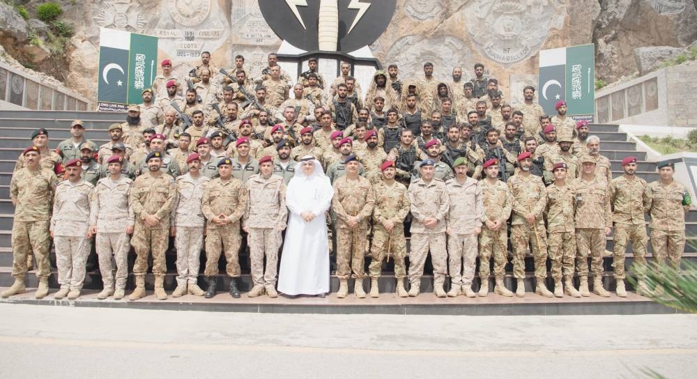 



صورة جمعت المشاركين في التمرين وسفير خادم الحرمين والفريق حيدر وكبار الضباط.