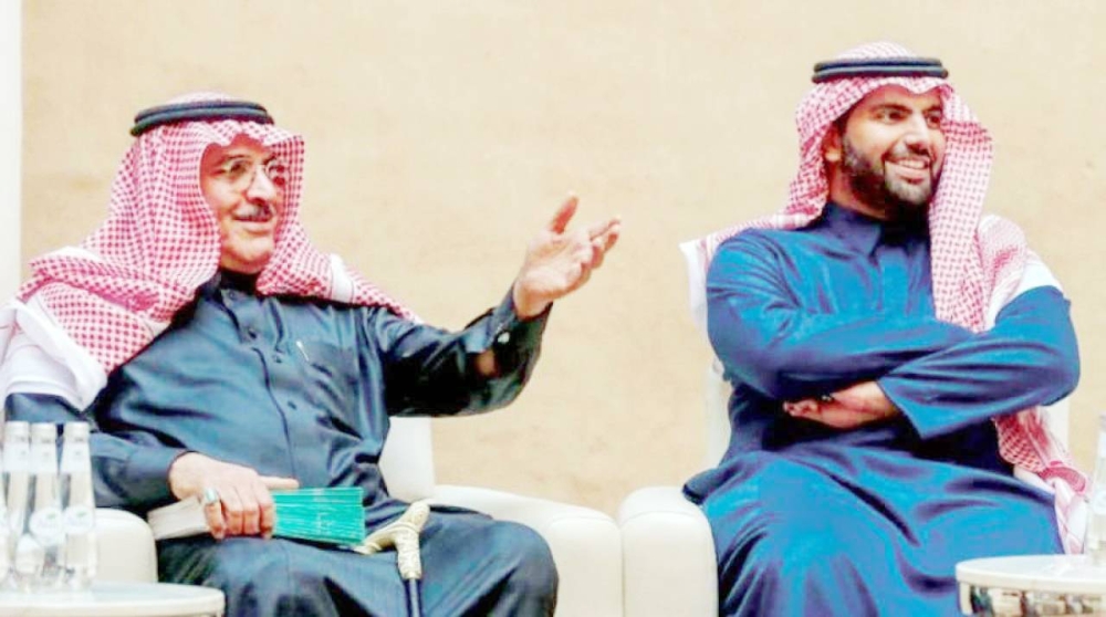 وزير الثقافة الأمير بدر بن عبدالله بن فرحان وإلى يمينه محمد رضا نصر الله.