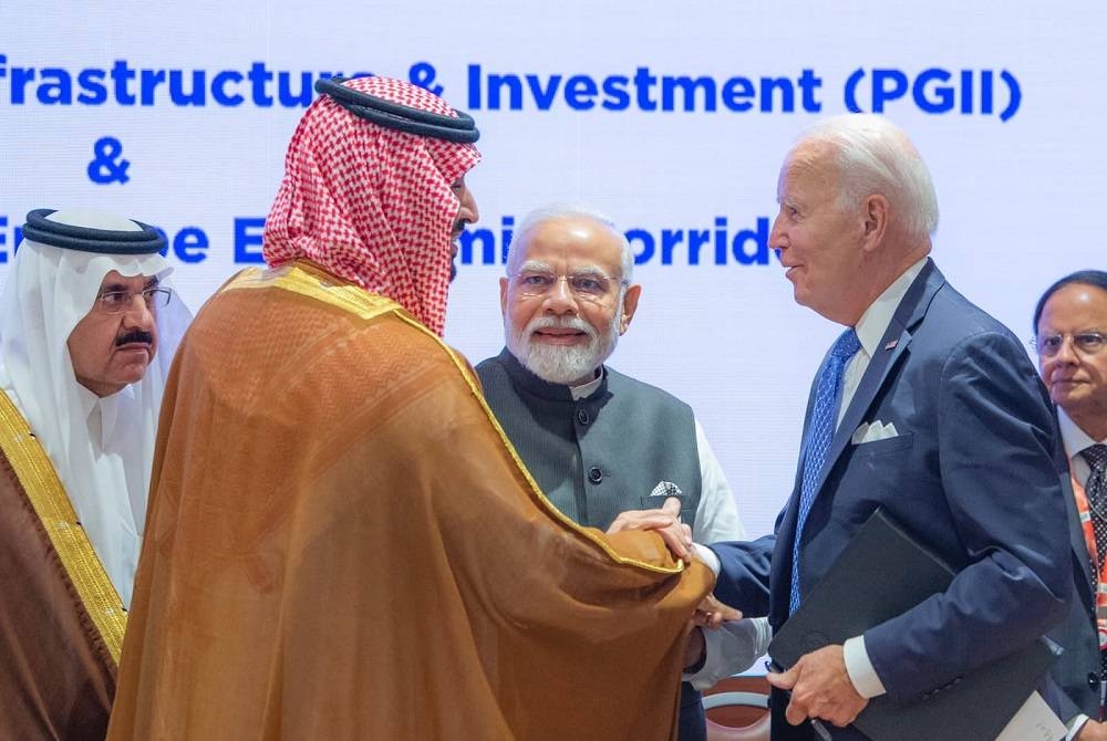 مصافحة ثلاثية تجمع ولي العهد والرئيس الأمريكي ورئيس وزراء الهند على هامش قمة قادة مجموعة العشرين