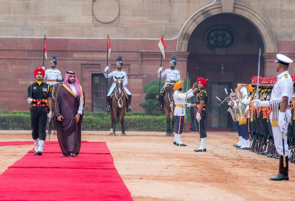 ولي العهد مستعرضا حرس الشرف في الاستقبال الرسمي