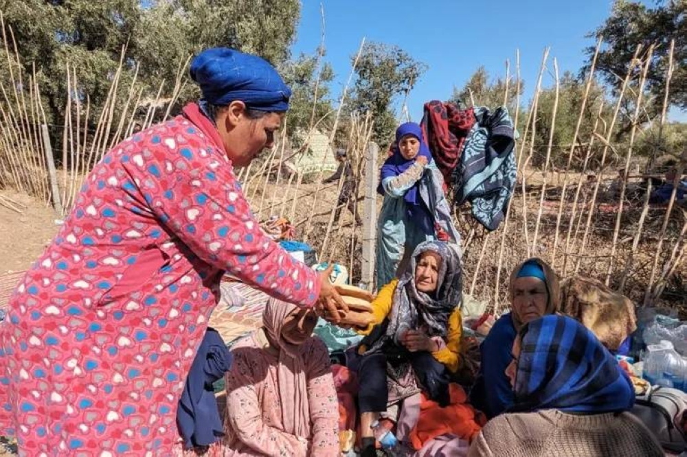 عدد من الأسر المغربية تبيت في العراء بسبب تضرر منازلها جراء الزلزال.