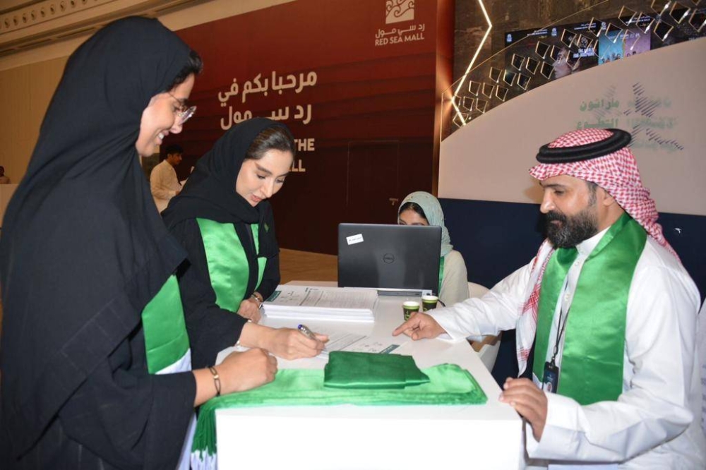 المحامي بدر الروقي أثناء الترتيب لتلقي الاستشارات القانونية في أحد المراكز التجارية.