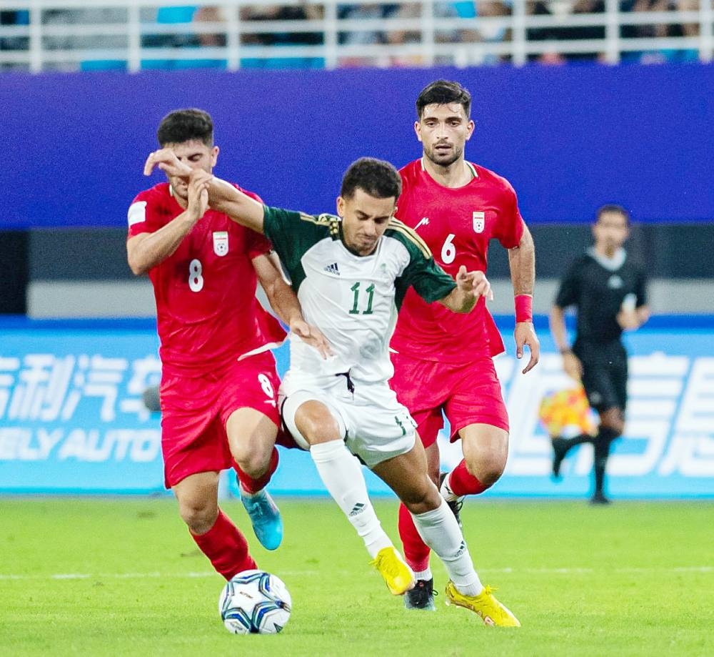 



لاعب المنتخب السعودي أحمد الغامدي يسعى لتجاوز لاعبين ايرانيين في المباراة التي أقيمت في الصين.