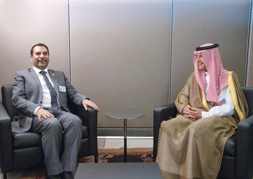 



وزير الدولة للشؤون الخارجية يلتقي وزير النفط والبيئة البحريني. (واس)