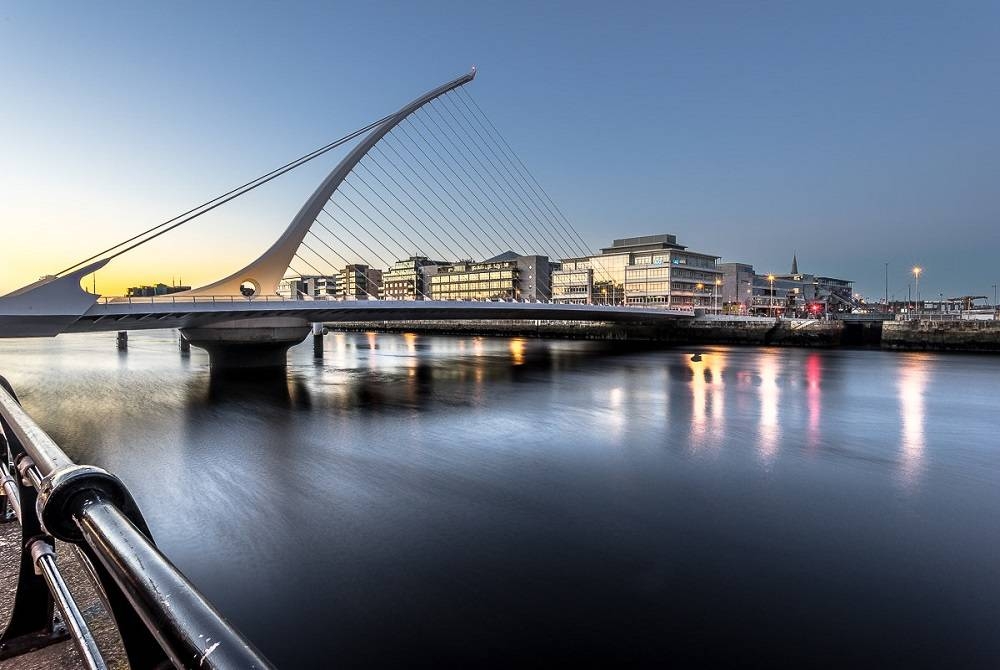 سيُضاء جسر Samuel Beckett Bridge في العاصمة الأيرلندية دبلن بشعار المملكة احتفالا باليوم الوطني