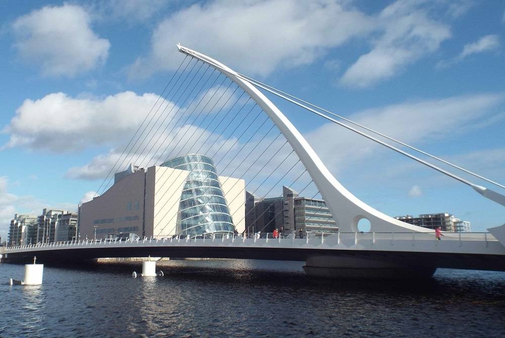 سيُضاء جسر Samuel Beckett Bridge في العاصمة الأيرلندية دبلن بشعار المملكة احتفالا باليوم الوطني