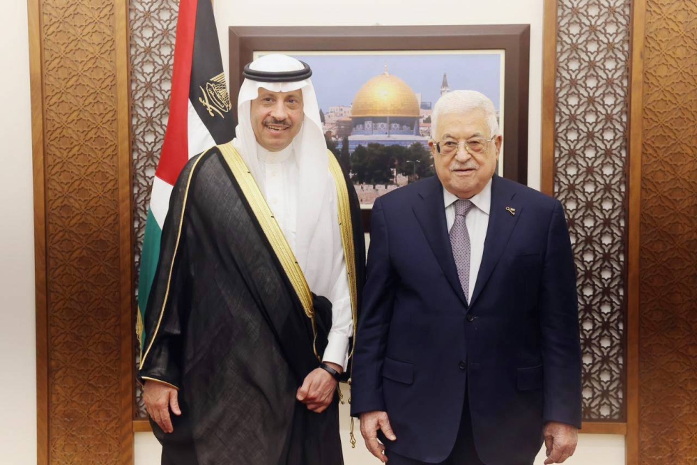 الرئيس الفلسطيني يستقبل السفير السعودي بمقر الرئاسة في رام الله أمس. (متداولة)