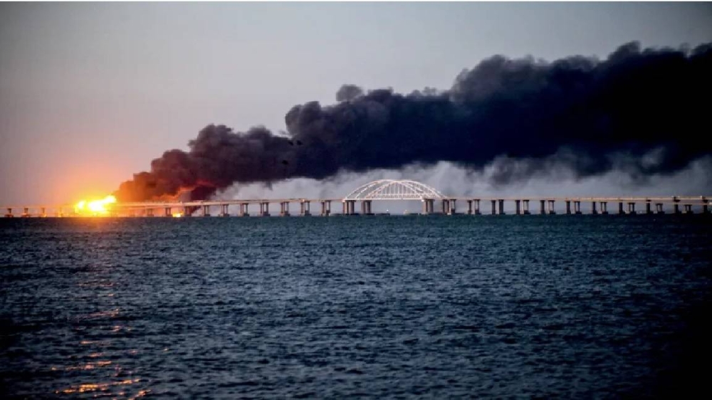 جسر القرم تعرض للعديد من الضربات الأوكرانية .