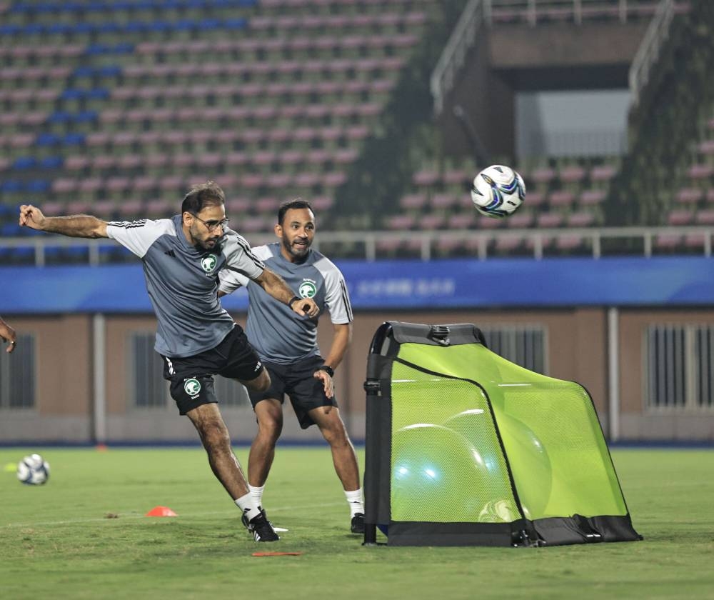 المدرب سعد الشهري خلال مشاركته في تدريبات الأخضر الأولمبي.