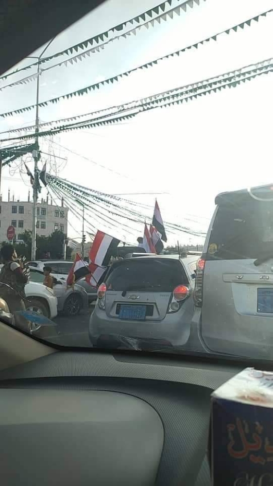 محتفلون يرفعون الأعلام في صنعاء فيما تلاحقهم المليشيا.