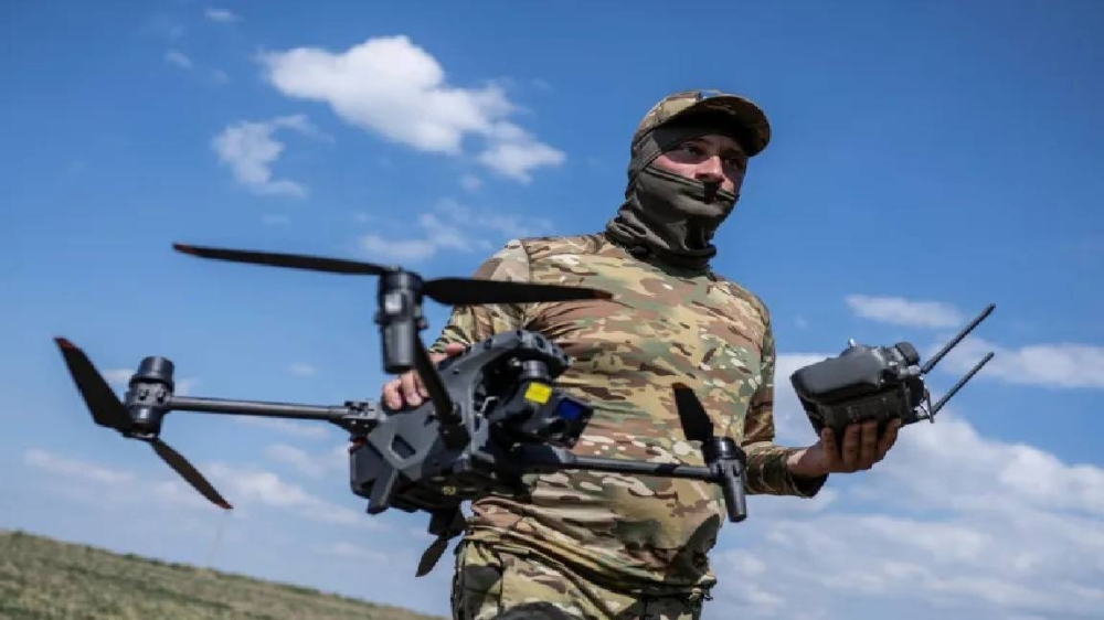 جندي أوكراني يحمل طائرة مسيرة.