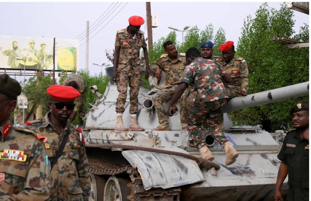 جنود من قوات الجيش السوداني على متن دبابة عسكرية.