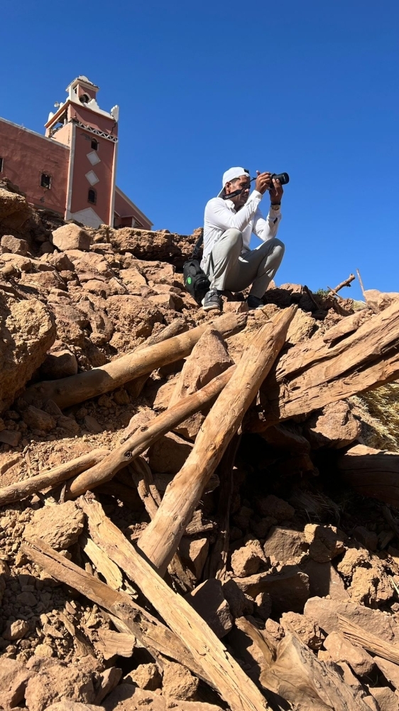 



الزميل حميدة على أنقاض دوار «أمرزكان» الذي لم يتبق منه إلا المسجد.
