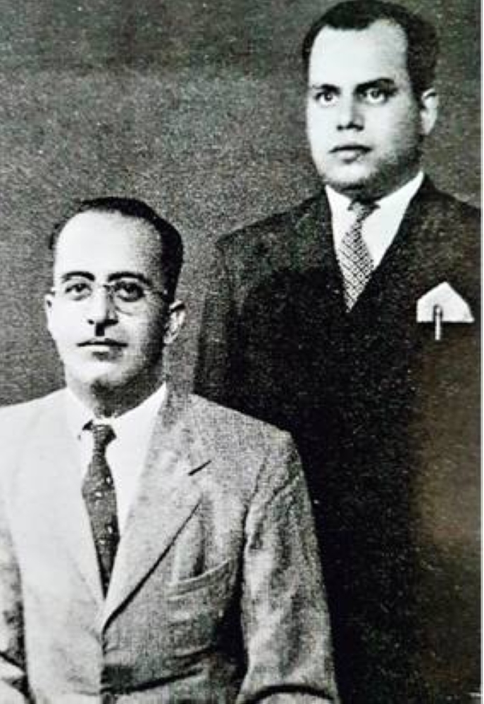 



عبدالله يوسف فخرو واقفاً خلف أخيه محمد (بيروت 1949).