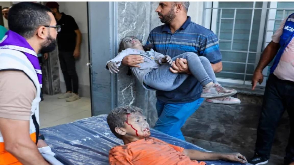 أطفال فلسطينيون أصيبوا في العدوان على غزة .