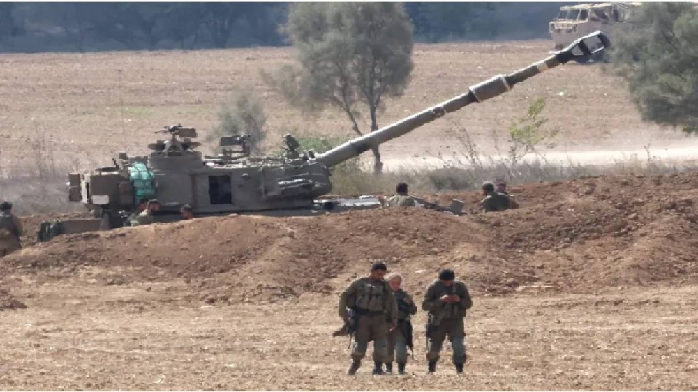 آليات عسكرية إسرائيلية على حدود قطاع غزة .