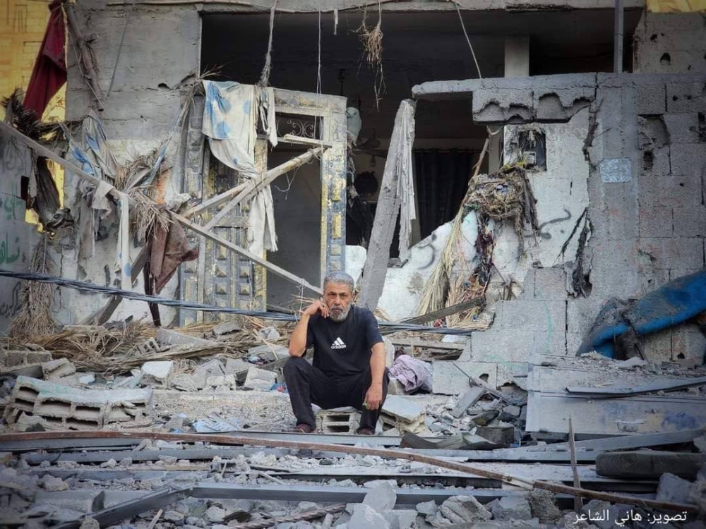 فلسطيني يقف امام منزله الذي دمرته غارة اسرائيلية في غزة