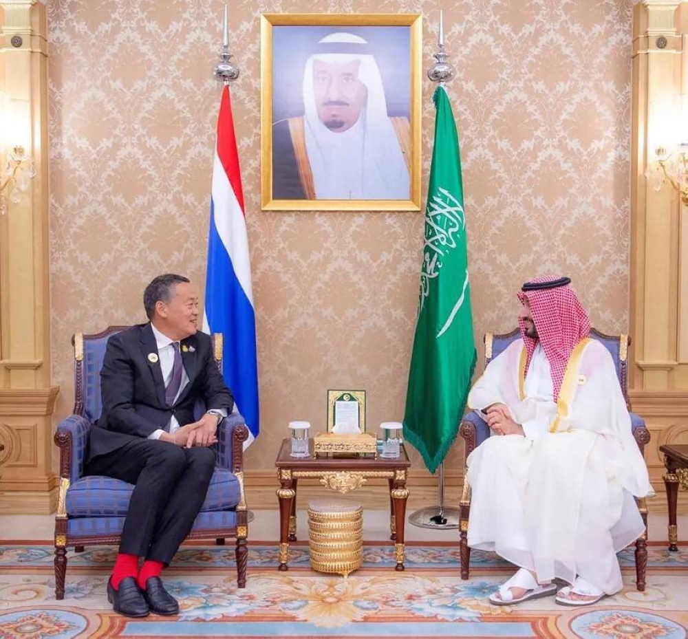 ولي العهد ملتقياً رئيس وزراء تايلند على هامش انعقاد القمة الخليجية مع دول رابطة الآسيان.