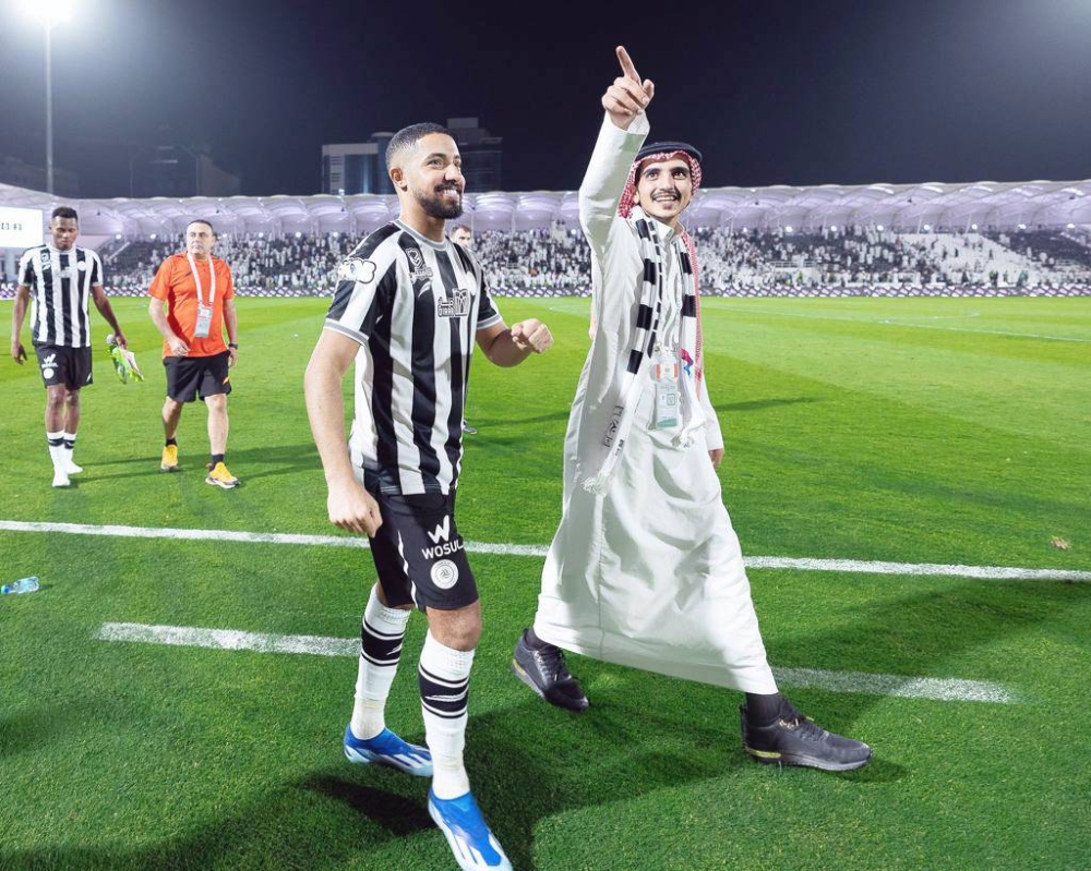 



رئيس الشباب محمد المنجم واللاعب هتان باهبري يحتفلان بالفوز على الطائي مع جماهير الشباب.