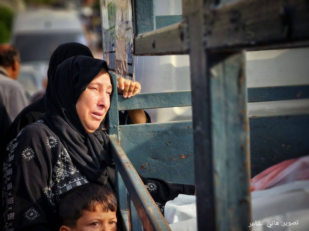 



منقذون يبحثون عن أحياء وسط الركام جراء القصف الإسرائيلي العنيف على منازل المدنيين في غزة.