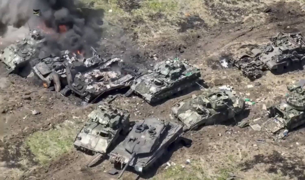 دبابات محترقة في أوكرانيا نُشرت على أنها في غزة.