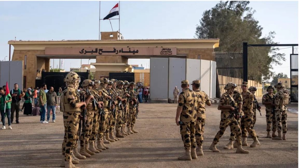 قوات مصرية أمام معبر رفح.