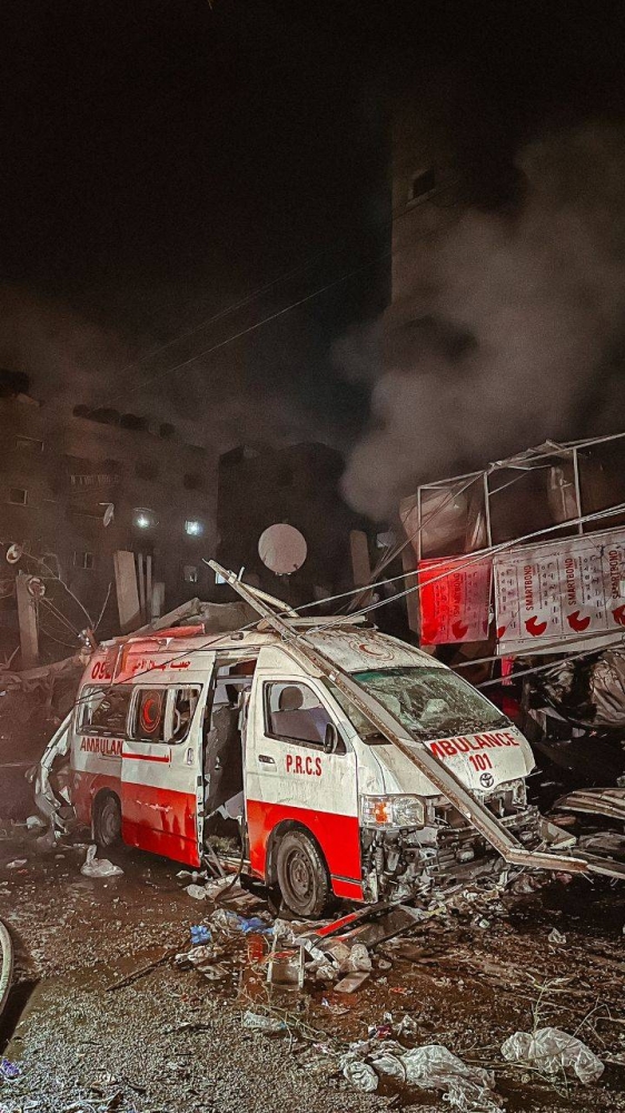 سيارات الاسعاف تتعرض لقصف الأحتلال بغزة